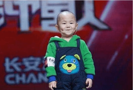 三岁出道,上过春晚演过电影,如今被限制邀约,网友为父母点赞_张峻豪