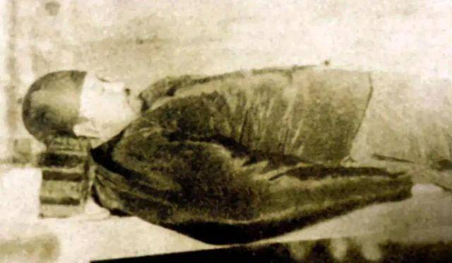 1934年11月,吉鸿昌烈士牺牲后,其妻子请人为遗体拍下了这一张老照片