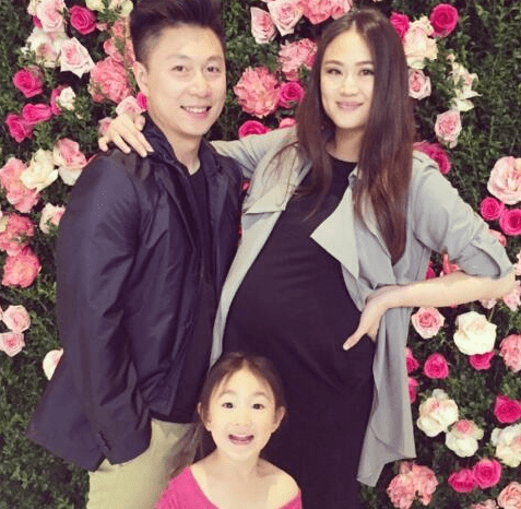 起先李小鹏对李安琪一见如故,其时李安琪也是一个小女孩,不过李安琦
