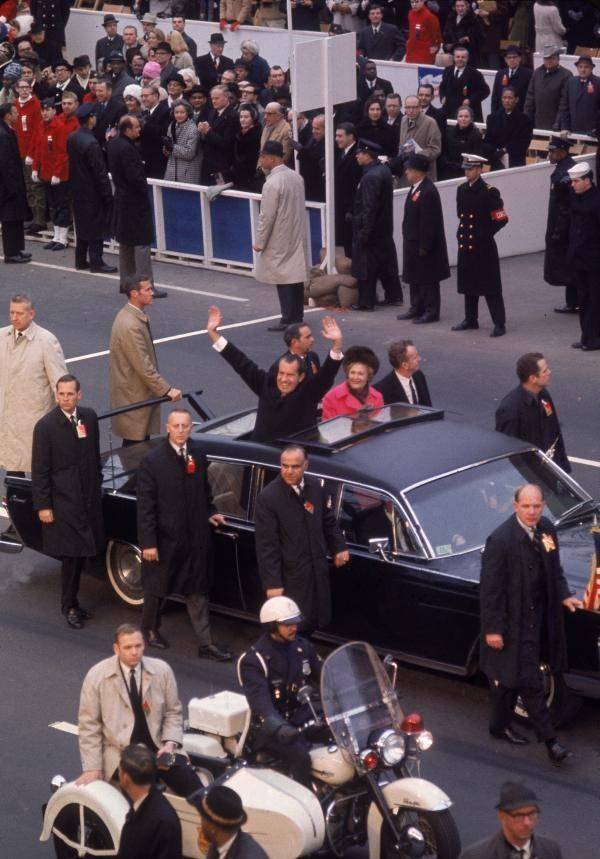 里根总统参加完一个集会,在四名特勤局保镖的簇拥下走到华盛顿希尔顿