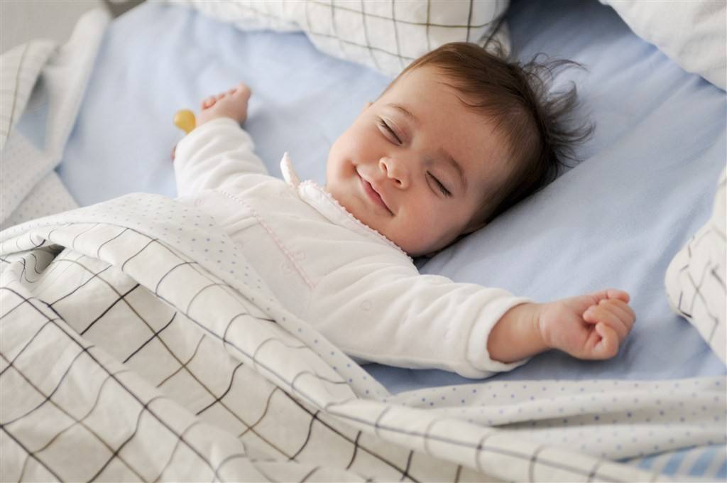 宝宝多大可以睡枕头？当小家伙有这3个动作,宝妈就可以准备了