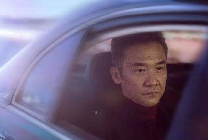黄志忠对于男生这一系列行为气愤不已,在一旁的胡军提议把化妆品销毁.