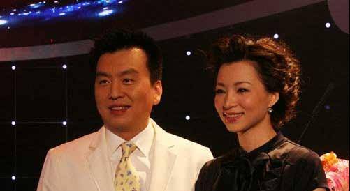 原创张泽群我没有跪过董卿55岁终于当上爸爸把一年工资捐给家乡