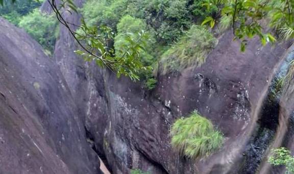 藤县石表山,广西丹霞地貌第一美景和清清河水及高高