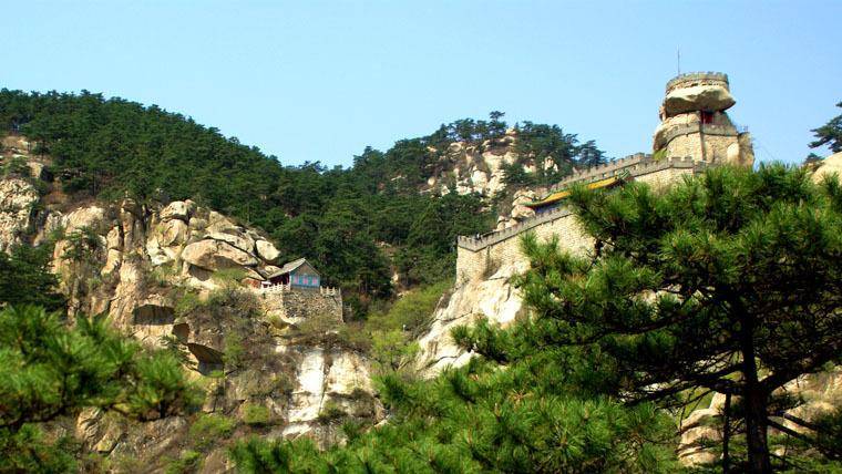 医巫闾山历史悠久,众多统治者在此祭祀,对其存在敬畏