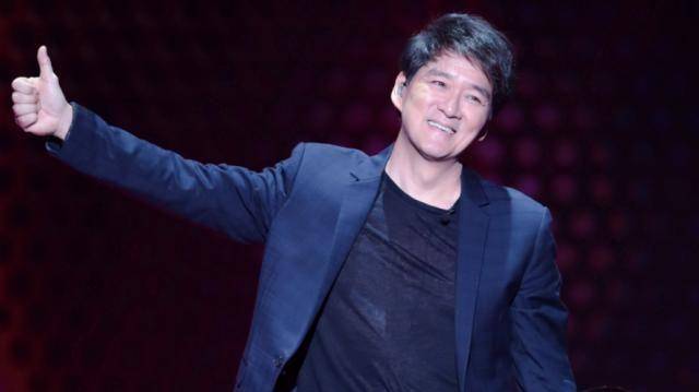 周华健父子罕见同框,29岁儿子混血气质太出众,颜值不输爸爸_专辑_周厚