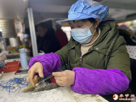 生产加工现场为了照顾小孩,村民何长锐无法外出务工,家庭经济收入低.