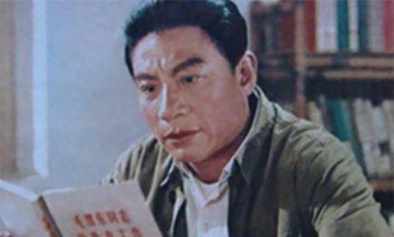 出身贫穷家庭,意外拍戏凭一角走红,却因中风瘫痪去世