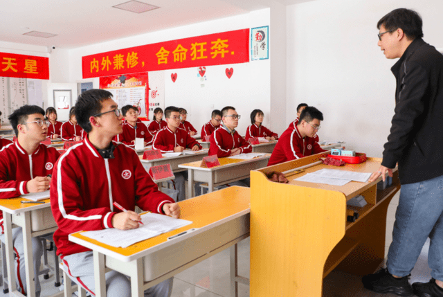 4、临沂高中毕业证的毕业编号是红色数字：毕业证的证书编号是多少位？ 