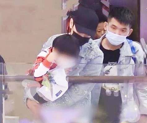 原创baby赶飞机拖箱子跑得飞快小海绵迈着小短腿追个头到妈妈腰