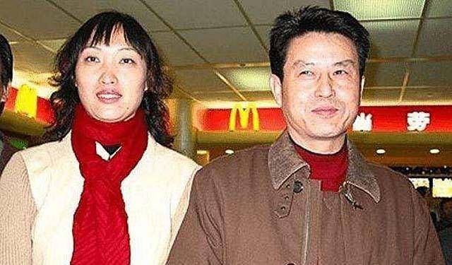 陈忠和心怀愧疚,但王莉莉毫无怨言,在背后默默支持着丈夫的工作.