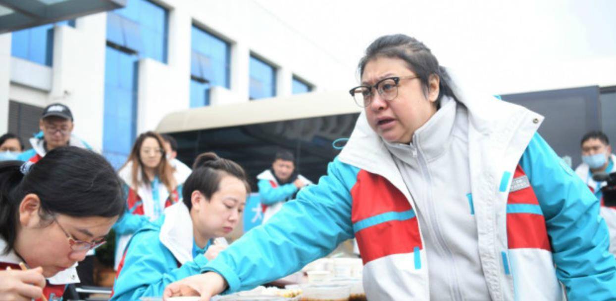 韩红:揭露选手假唱,怼董卿是外行,收养200多个孤儿是作秀吗?
