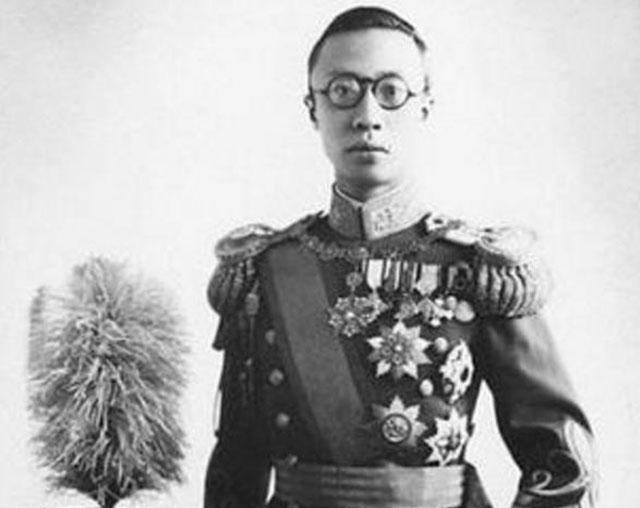 末代皇帝去世后,被安置在5元钱的骨灰盒中,28年都没能被下葬_溥仪_李