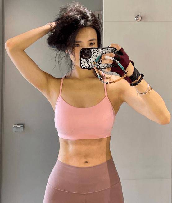 女星王紫璇晒素颜健身照穿内衣露一截腹肌小腿跟手臂一样细
