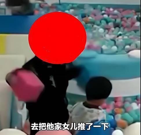 然后淘气"手欠"将一名穿浅色上衣的小女孩推倒