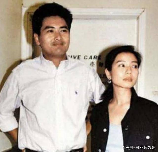 1982年,钟楚红和周润发两人合作拍摄《巡城马》,在拍摄过程中,钟楚红