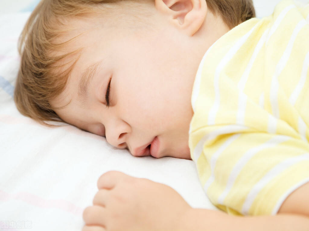 辟谣,睡得少的孩子更聪明？研究发现：睡眠不足影响娃的注意力