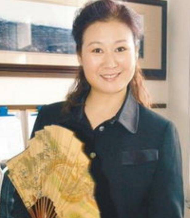 春晚常客黄晓娟:结婚37年很低调,儿子军校毕业有骄傲