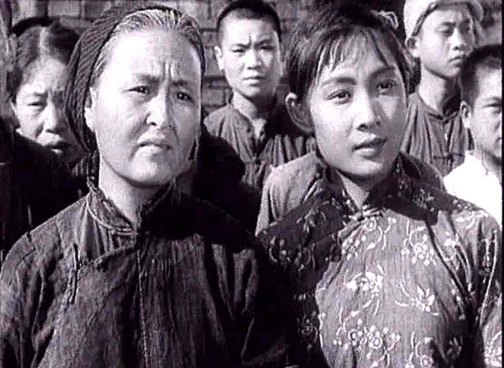 1937年她加入满洲映画协会表演训练班,自此开始参演电影.