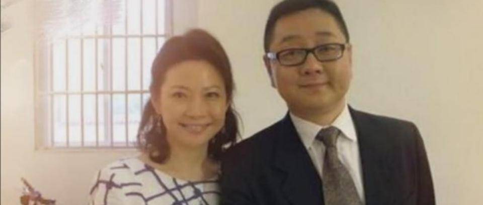 张绍刚节目不避嫌,爬坡时与小二十多岁女明星牵手,引