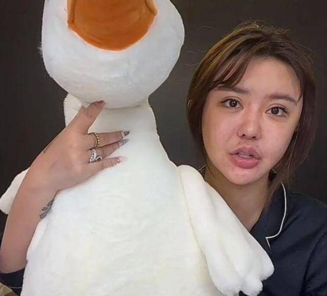 原创韩安冉穿睡衣直播带货素颜像男扮女装网友整容后遗症