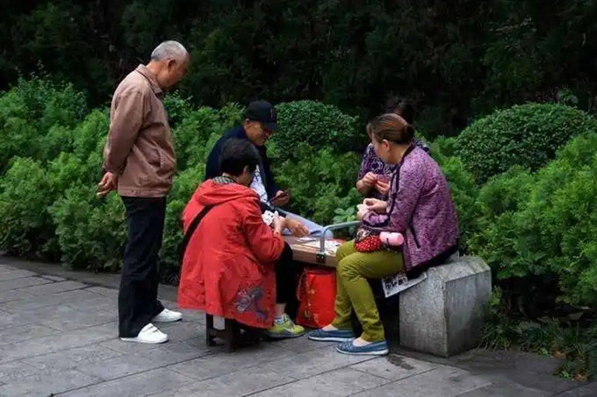 这个爷爷真会玩,天天带孩子玩纸牌,一个月后培养出来一个小神童