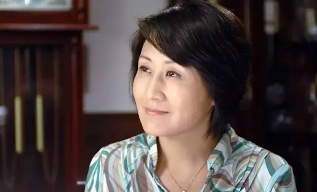 57岁张凯丽嫁给富豪老公,22的女儿岁美得不像话,看