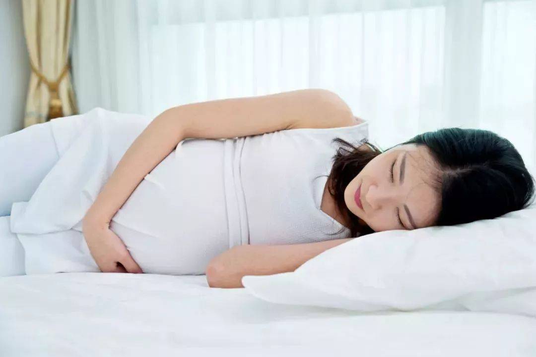 孕早期到晚期坚持左侧卧,却惹来麻烦,原来早晚期的睡姿有大区别