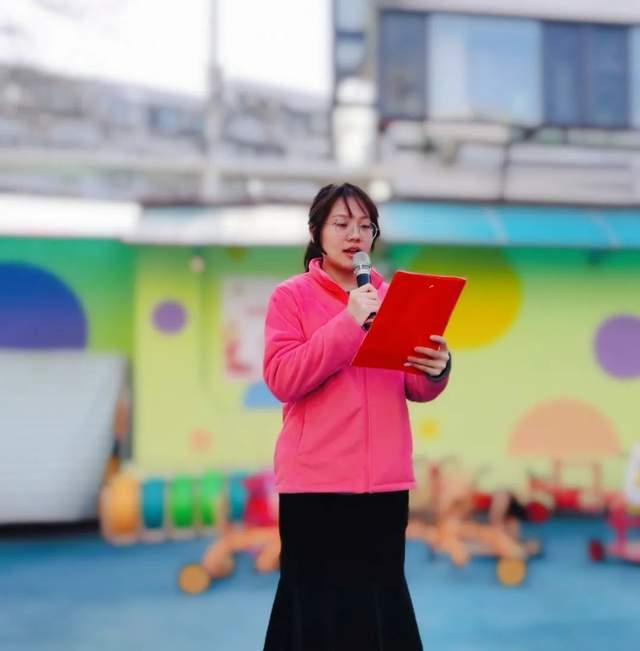 军进行曲》的旋律奏响,孩子们肃然起敬,注视着鲜艳的五星红旗冉冉升起