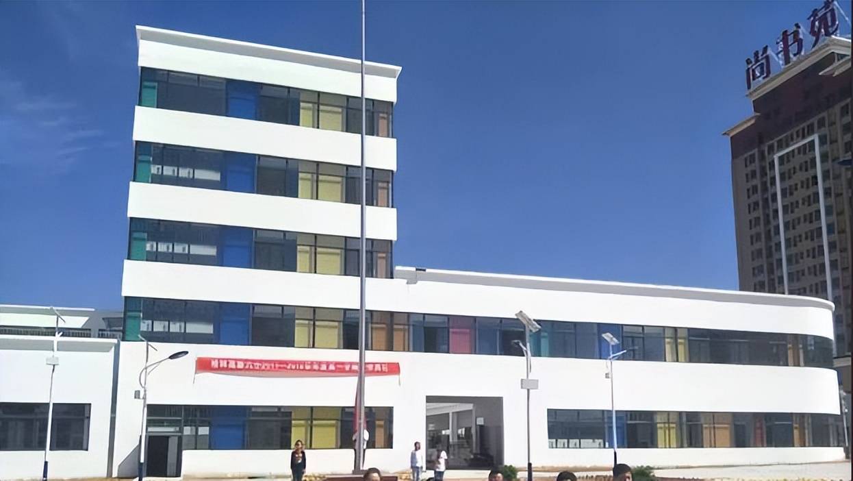 榆林高新六小要求学生交20元做胸牌 家长质疑依据何在