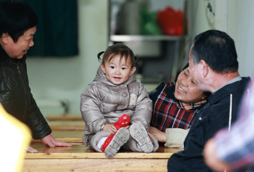 早产妹妹比足月姐姐长得更高,学习成绩更好,因为辅食加对了