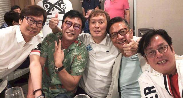 参加谭咏麟生日宴的明星除了温拿乐队(钟镇涛,彭健新,叶智强,陈友)外