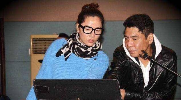 53岁屠洪刚近况, 三位老婆近照曝光, 这差距还真大_方舒_妻子_音乐