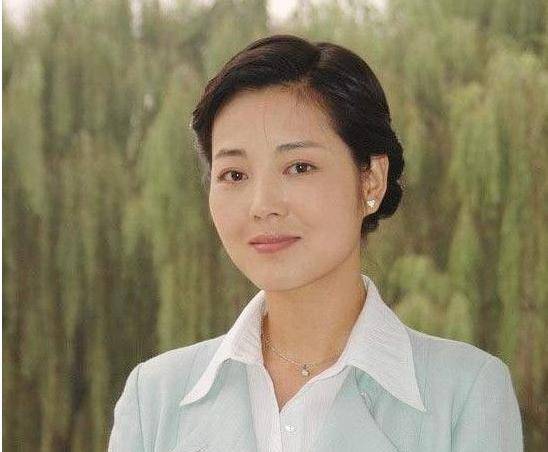 由于周京是留学生,一直保持着西方的生活习惯.