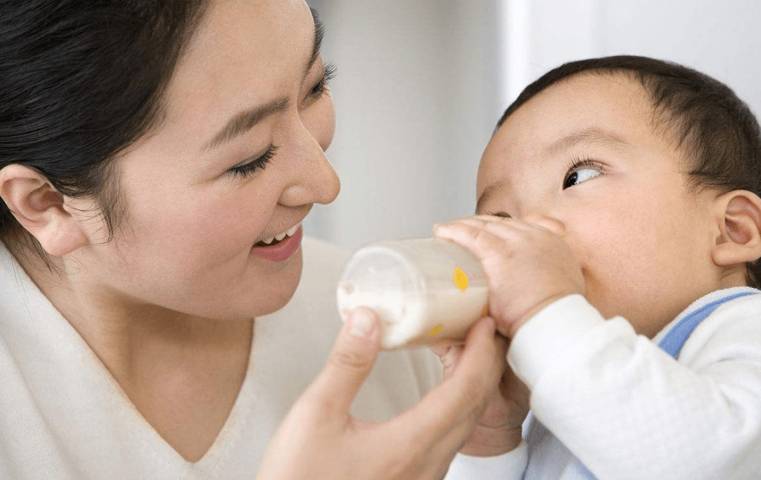 一歲后寶寶多喝奶還是多吃飯？家長別搞錯,會影響娃智力發育