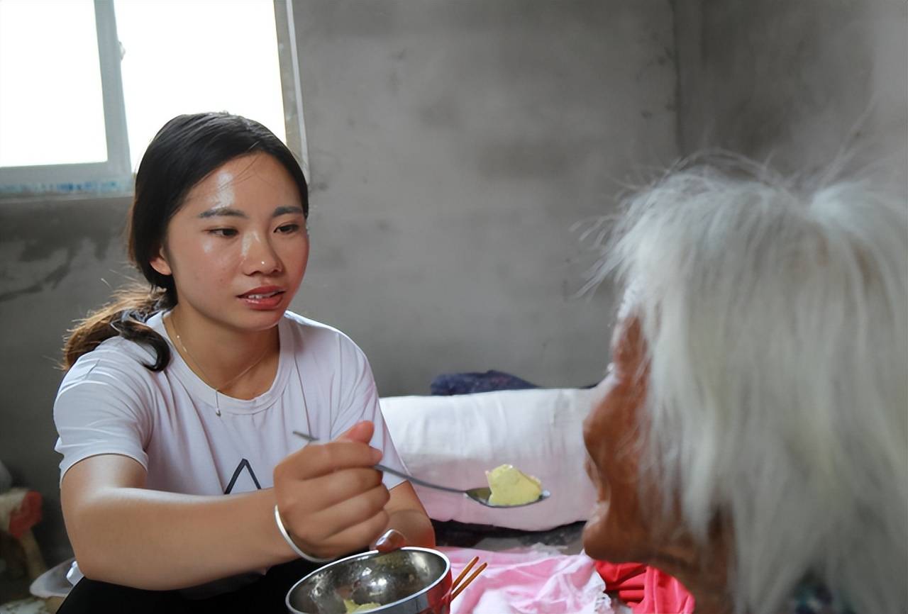 只有一个女儿的父母,到了晚年可能要面对以下困境,要早作打算