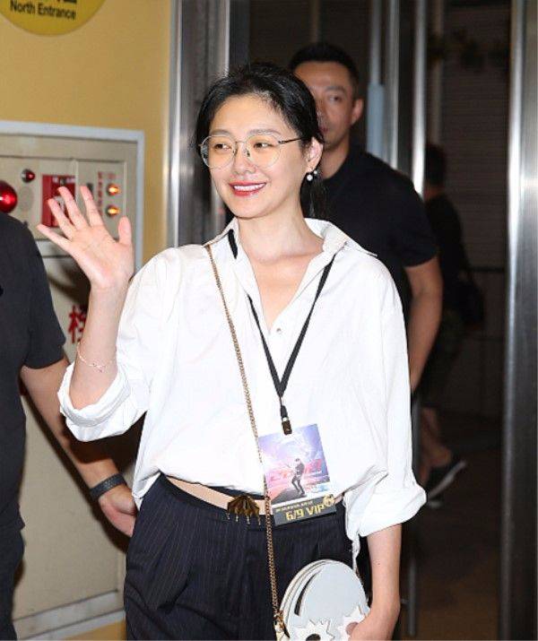 s穿白衬衫,显得格外清纯.这种颜色看起来格外简单.