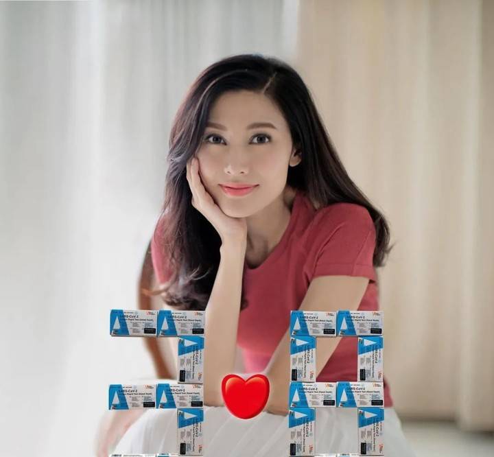 52岁李嘉欣晒猫咪脚,双手状态尽显保养功力,与猫爪颜色一样粉嫩_黎姿