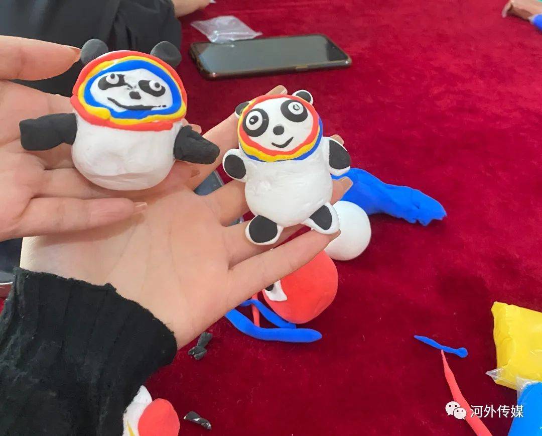 在手工创作中,憨厚老实的冰墩墩和活泼可爱