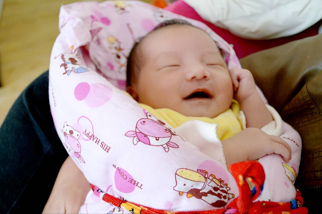 新生宝宝为何睡着时总咧嘴笑？不一定是做梦,妈妈了解后就踏实了