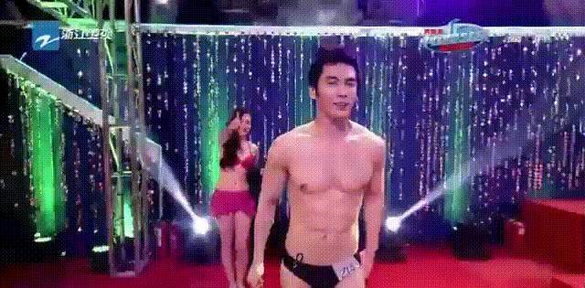 穿着三角形内裤,大秀肌肉的张伦硕,让亲临现场的钟丽缇目瞪口呆.