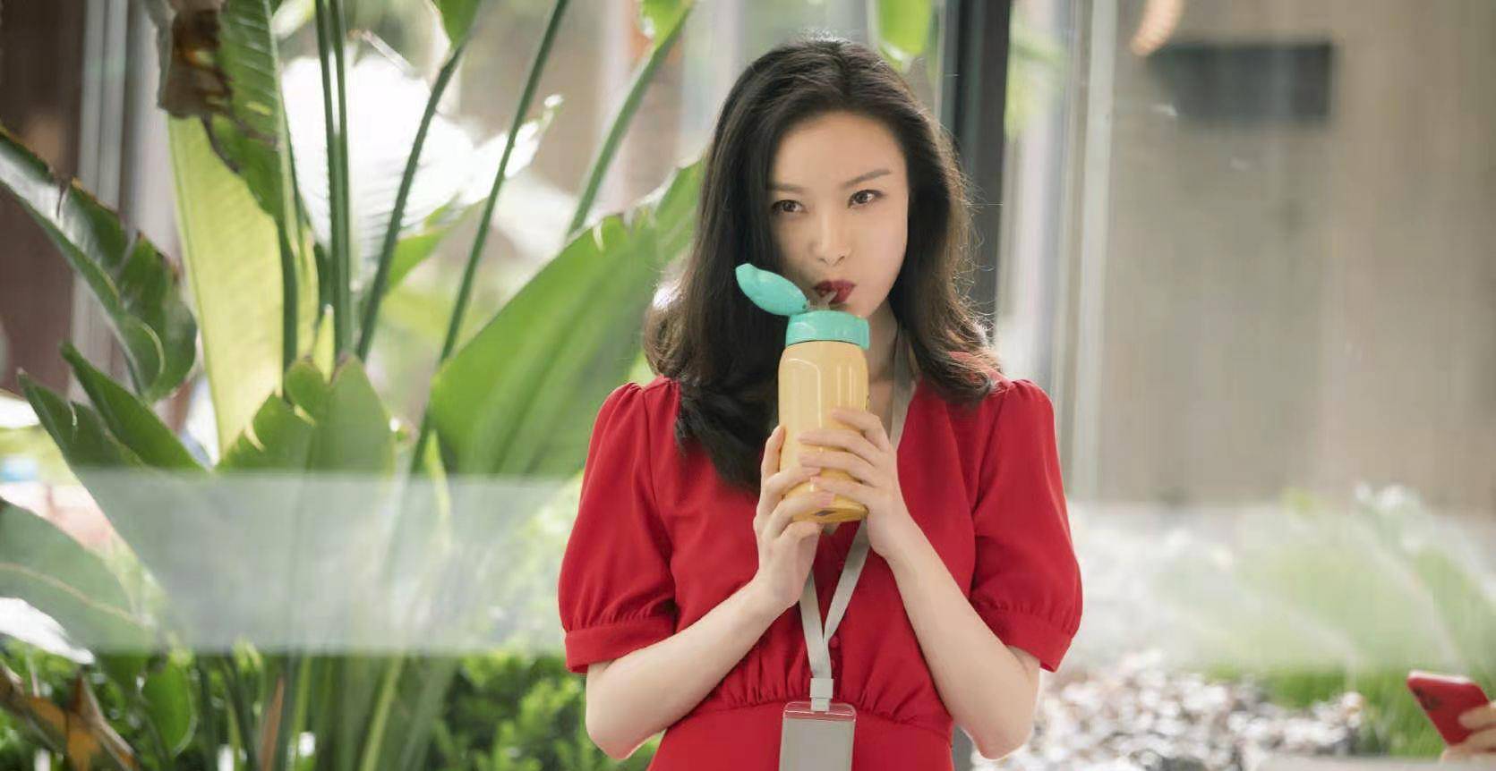 原创解锁流金岁月倪妮刘诗诗职场穿搭各位打工人你更喜欢谁