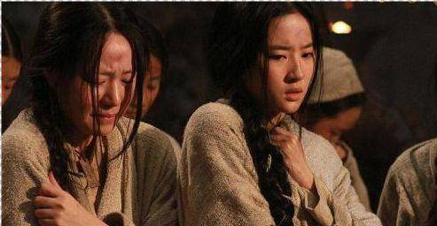 上官婉儿犯了死罪但没有自尽,被脱去上衣斩首,还有一位清朝的公主
