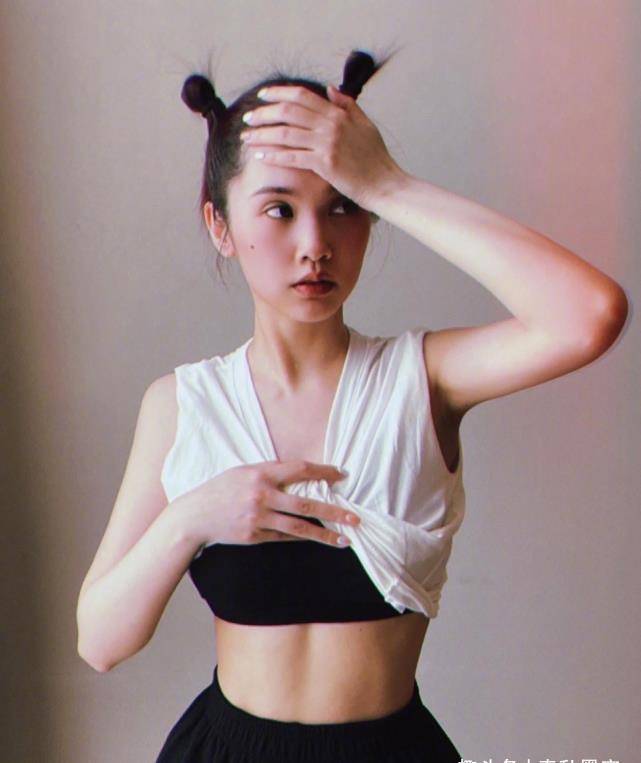 37岁杨丞琳大秀好身材撩起衣服露出马甲线绑哪吒头嫩得像学生