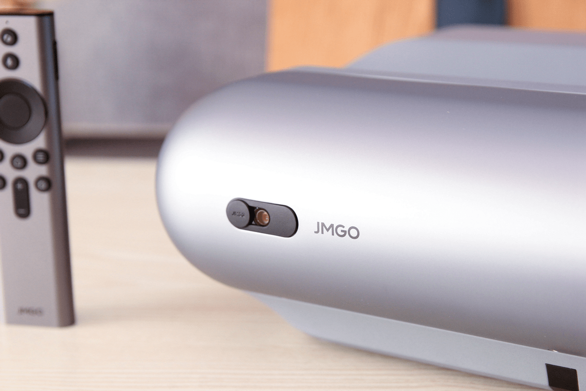 坚果这次确实诚意满满,除了联合徕卡,还携手丹拿进行了联合调音,由