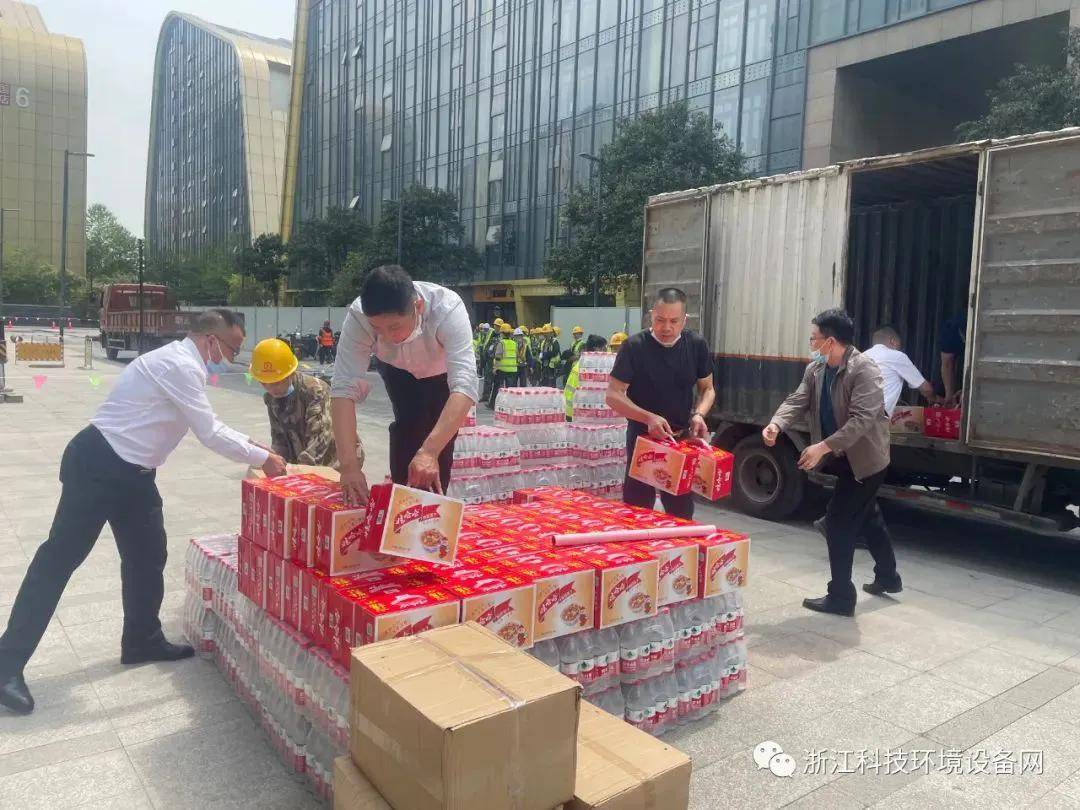 省科技环境设备协会会长印亚平,副会长殷浩翔,崔润江,舒建平,万玉军