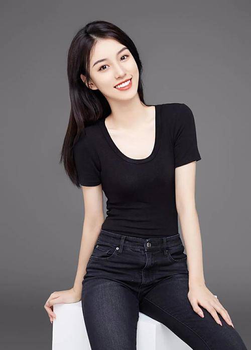 王梓莼长相优雅甜美的素人校花