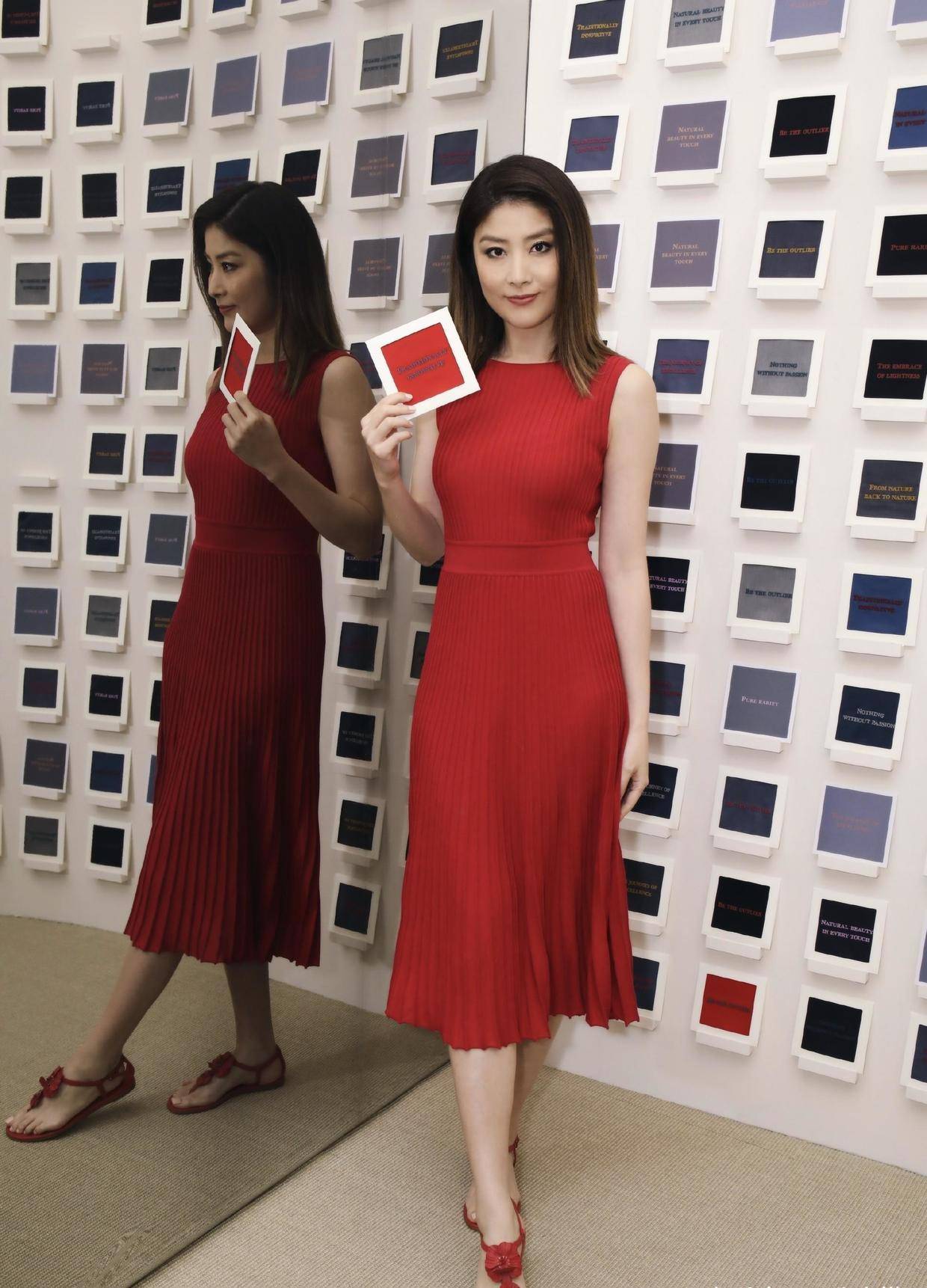 红色针织连衣裙非常适合陈慧琳,能够展现女性韵味,红色是一个很有个人