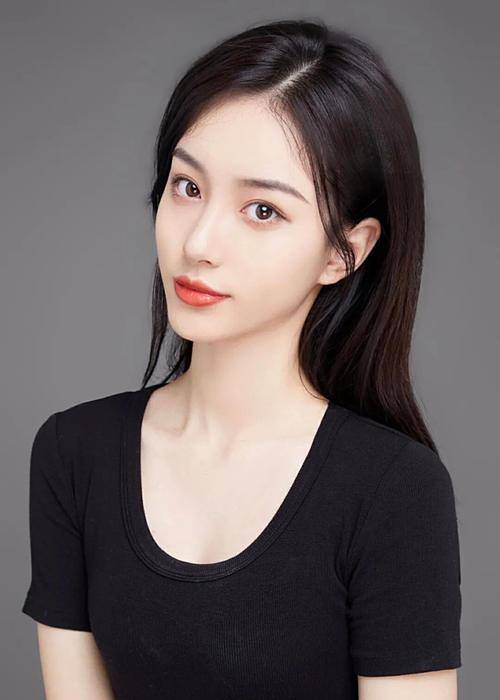 王梓莼长相优雅甜美的素人校花