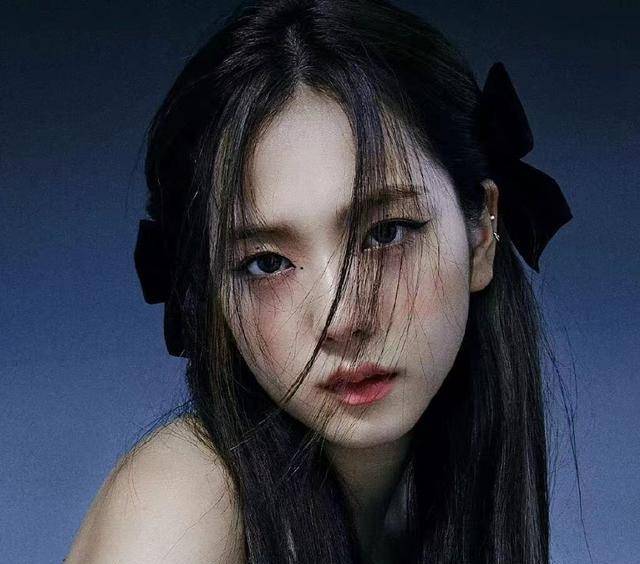 jisoo的唇也是属于m唇,偏薄,但是也是饱满的笑起
